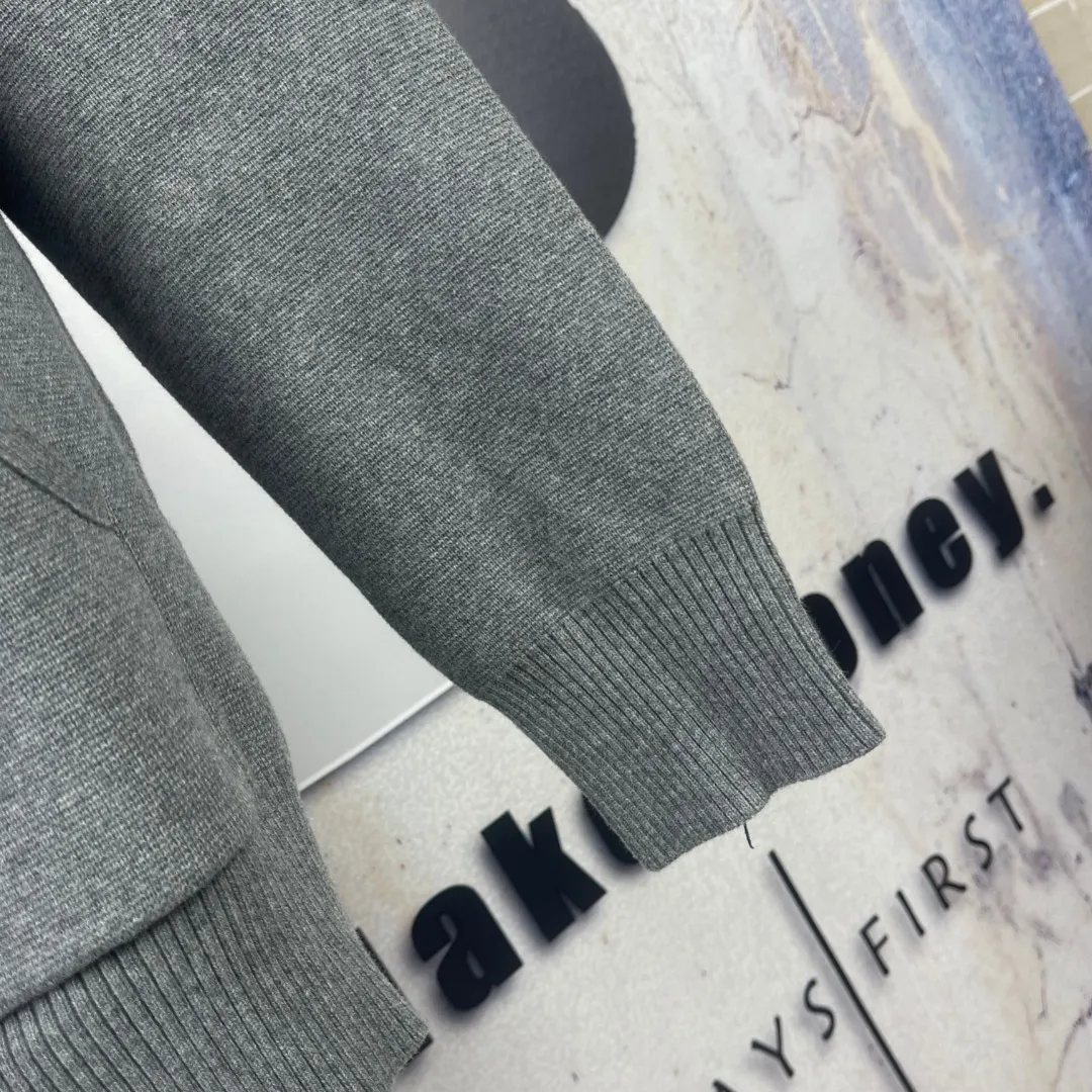 TB 991 🔘 𝐓𝐡𝐨𝐦 𝐁𝐫𝐨𝐰𝐧𝐞 2025 New Arrival * TB ！2025 New Arrival ， ， ！ ， ， ， Breathable ， 、 。 ， ， ， ， 。 ： TB 1:1 ， ， ； ， ， TB get ； ， ， 。 ！ ， ， Same Style 。 ， ， ， 、 。 ， 、 ， ， 、 ！ + ， ， ！ Size：S M L XL（1.2.3.4） ：Navy Blue Gray
